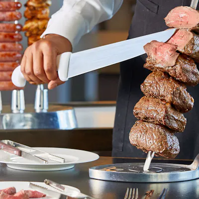 外はカリッと中はジューシーに焼き上げたシュラスコ料理