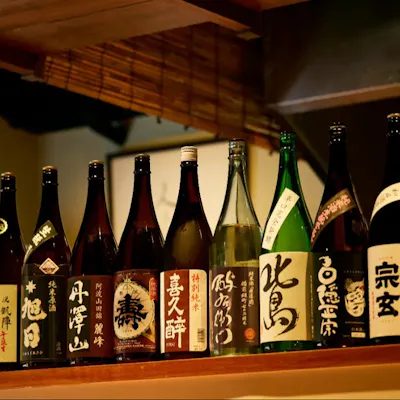 和食を美しく引き立てる、店主厳選の日本酒に酔いしれる。
