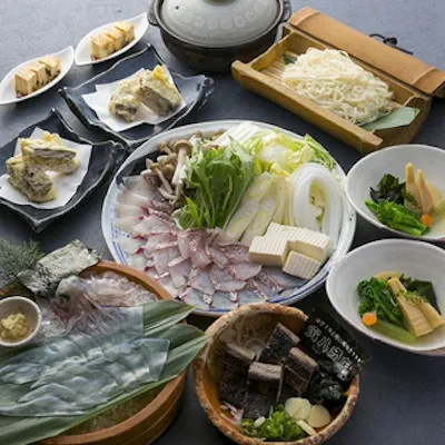 名物料理と旬の味覚をコースで満喫
