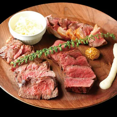 溶岩石グリルの肉料理