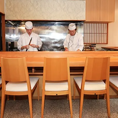 檜のカウンター席と落ち着いたお座敷で特別な時間を