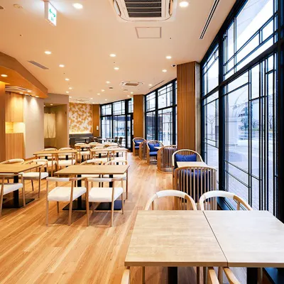 両国で出会う和モダン空間。開放感あふれる店内で寛ぎのひとときを