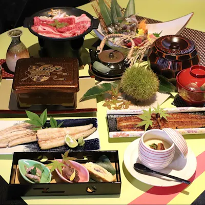 重箱から溢れ出る圧倒的なボリューム。視覚を揺さぶり、食欲を刺激する鰻重に酔いしれる