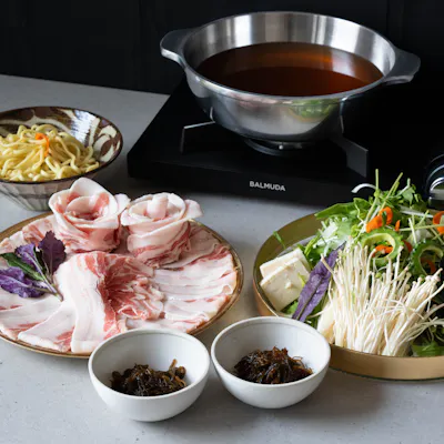 旨味あふれるアグー豚とあぐー豚。職人の技が光るスープで味わう唯一無二のWアグーしゃぶしゃぶ