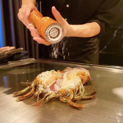 鉄板焼きと新鮮な海の幸を堪能