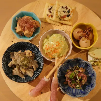 京都らしい小皿料理と名物の鯖寿司