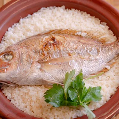 天然鯛を丸ごと使った贅沢な鯛めし