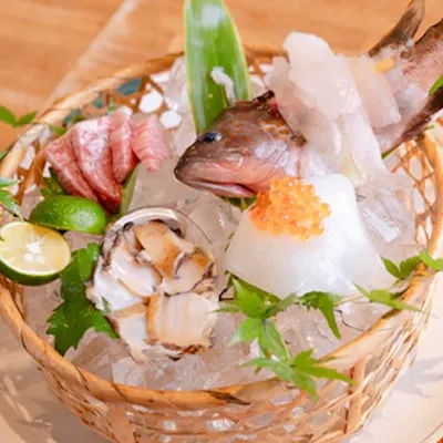 生け簀から取り出した新鮮な魚の刺身
