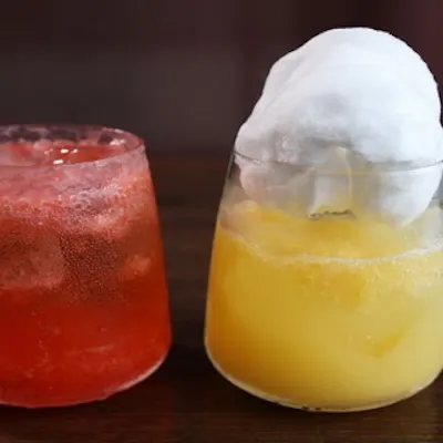 華やかで飲みやすいフルーツサワーも好評。ノンアルコールも可
