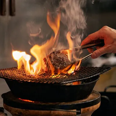 炭火で焼き上げる絶品肉料理