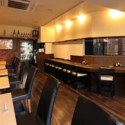 【 落ち着いた広々空間 】幅広いシーンに寄り添う心地よい店内