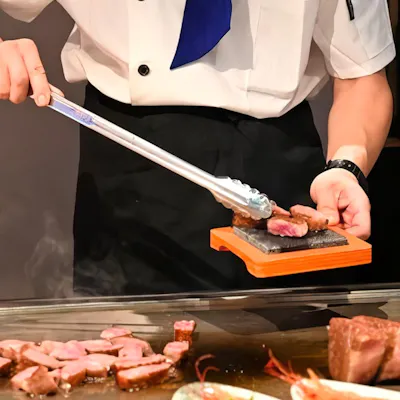 目の前で仕上がる出来立ての美味、オープンキッチンが生むライブ感