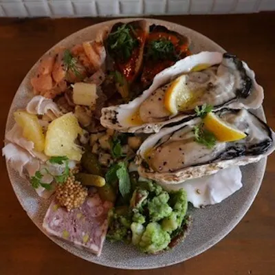 多彩な創作料理を少しずつ楽しめる