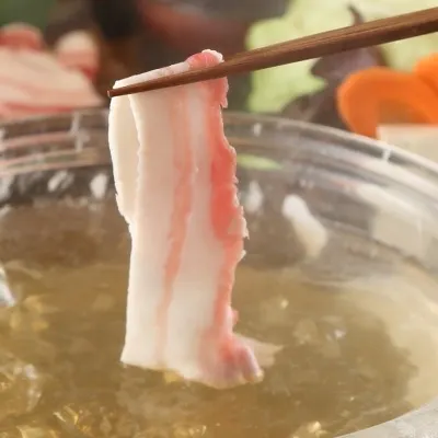 沖縄で話題のあぐー豚を自慢の水晶鍋のしゃぶしゃぶで。