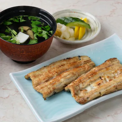 鰻の魅力を存分に味わえる充実のコースと特製茶碗蒸し