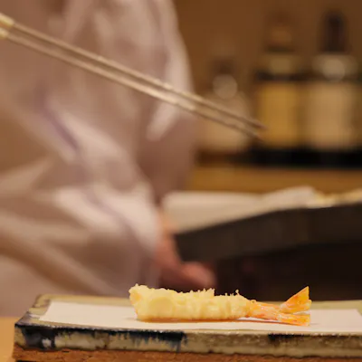 サクサクと軽やかな感動の食感。極限まで薄い衣と油切れの良さを追求