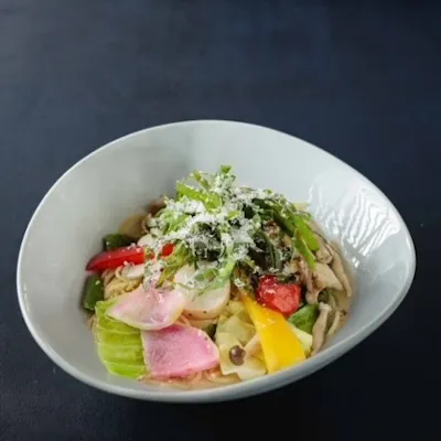 旬の食材と地元素材を活かした多彩なメニュー