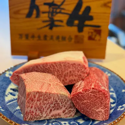 極上の万葉牛サーロインと厳選酒。特別な記念日やご会食、接待の席を彩るこだわりの食材