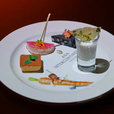 世界観と連動した本格コース料理