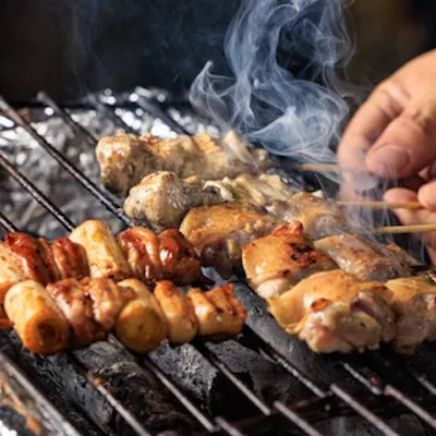 職人が炭火で丁寧に焼き上げる至高の一本。新鮮な近江鶏の旨味を心ゆくまで