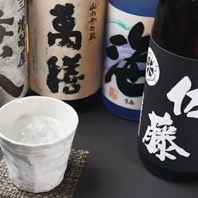 ジャズが流れる洗練されたモダン空間。滋賀の豊かな地酒とともに寛ぐ大人の夜