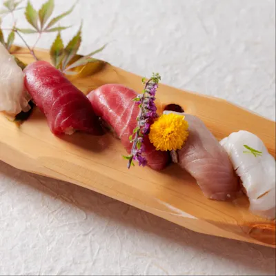 豊洲直送の鮮魚と生本マグロで味わう赤酢寿司