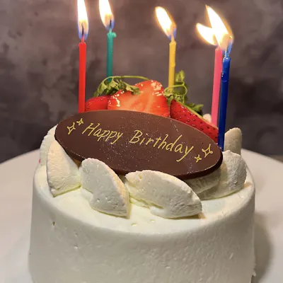 誕生日や記念日のお祝いには、ホールケーキもご用意