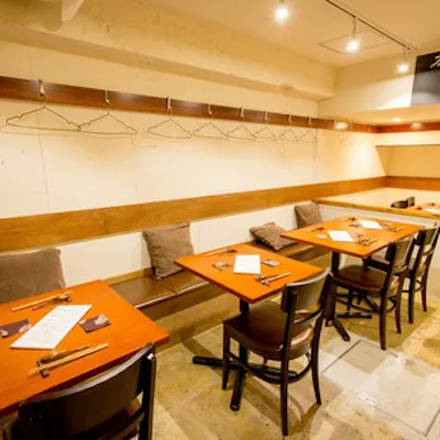 シックで落ち着いた店内