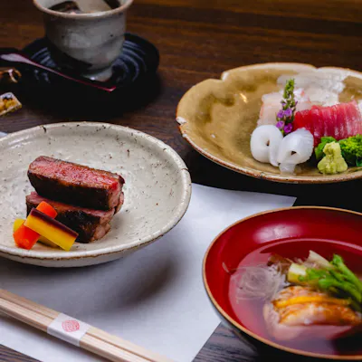 店主が厳選する旬の食材とおまかせ料理