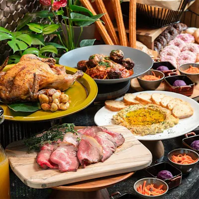 沖縄食材と極上肉を贅沢に味わう香ばしいグリル料理