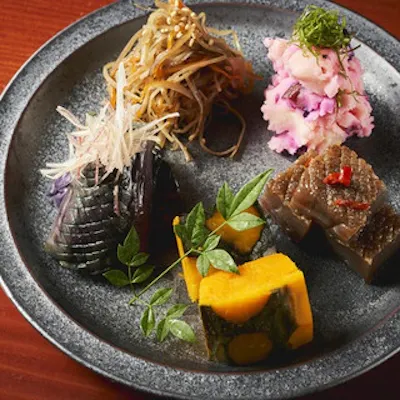 厳選された銘酒「IWA5」や極上和牛。四季折々の産直食材が織りなす、贅を尽くした創作和食