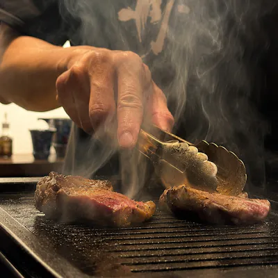 厳選された高品質な肉の焼肉