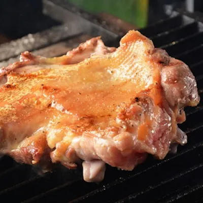 宮崎直送の親鶏モモ肉を炭火焼きで堪能