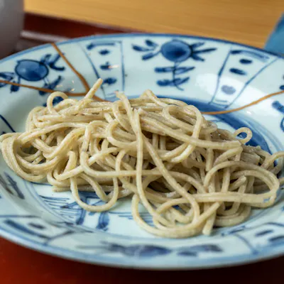 職人の技と心が宿る、厳選食材の饗宴と自家製蕎麦を美酒とともに