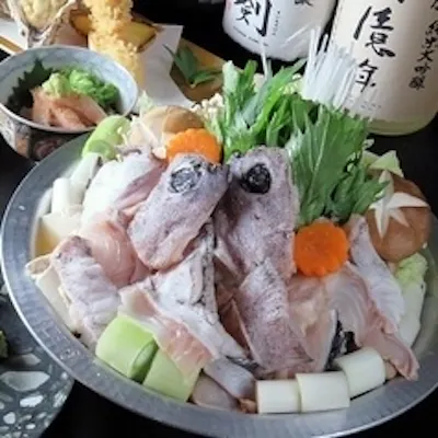 活魚が泳ぐ生簀と四季の移ろい。伊予牛のしゃぶしゃぶから冬の贅沢鍋まで揃う旬の味わい