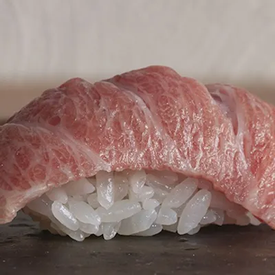 季節の移ろいを感じる厳選日本酒。魚の旨味を引き立てる銘酒や個性豊かな洋酒とのペアリング