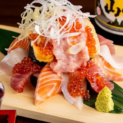 豊洲市場直送の鮮魚と名物こぼれ寿司。極上おばんざいと四季折々の創作和食