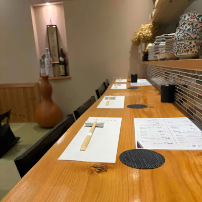 店主の技を間近に感じる特等席