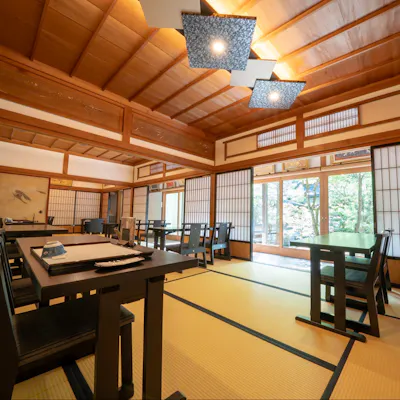 美しい庭園を望む特等席。正座の心配なくゆったりと寛げる全席テーブル席のダイニング