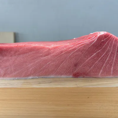 極上の鮨と、四季を彩る独創的な和食が織りなす。五感を満たす贅沢な《おまかせコース》
