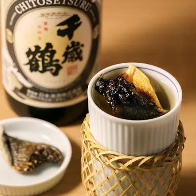 香ばしい香りが引き立つ極上のひれ酒。ふぐ料理の美味しさを一層深める名酒