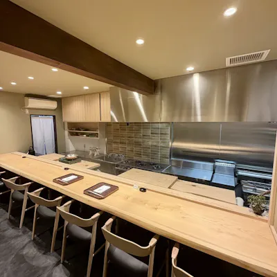 日常の喧騒を忘れる洗練された空間。「一客一亭」の精神で紡ぐ、心寛ぐ贅沢なひととき