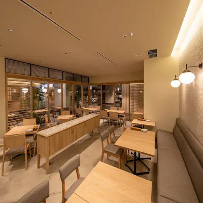 ご家族でのお食事から女子会・団体利用もできるおしゃれで洗練された店内