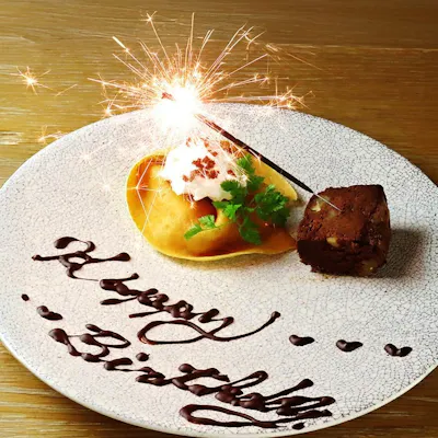 午後のひとときを彩るカフェメニューとお祝い用デザートプレート