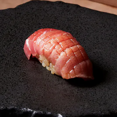 四季を映す旬魚と、試作を重ねて辿り着いた極上の舎利の握り
