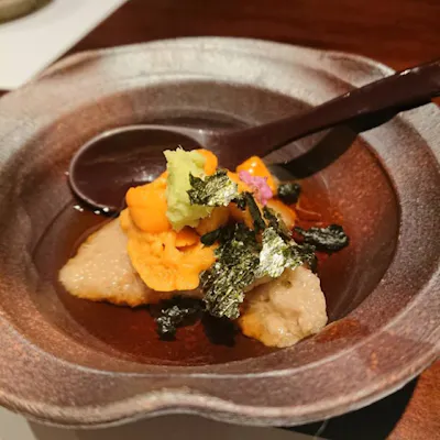 地産の新鮮な魚介と旬味を、職人の繊細な手技で昇華させる