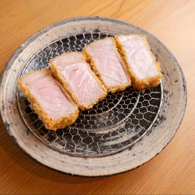 名店監修。一貫ごとに揚げたてを味わう、驚くほど軽やかな新感覚とんかつ