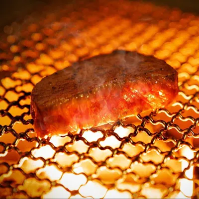 耐火レンガの炭台で旨味を閉じ込める焼き上げと、こだわりの土鍋炊きご飯