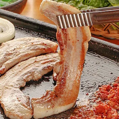 厳選豚の肉厚サムギョプサルに、旨味溢れるちりとり鍋。五感を刺激する自慢の看板メニュー