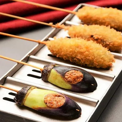 約30種類の串からお客様のペースに合わせてご提供する贅沢なおまかせコース